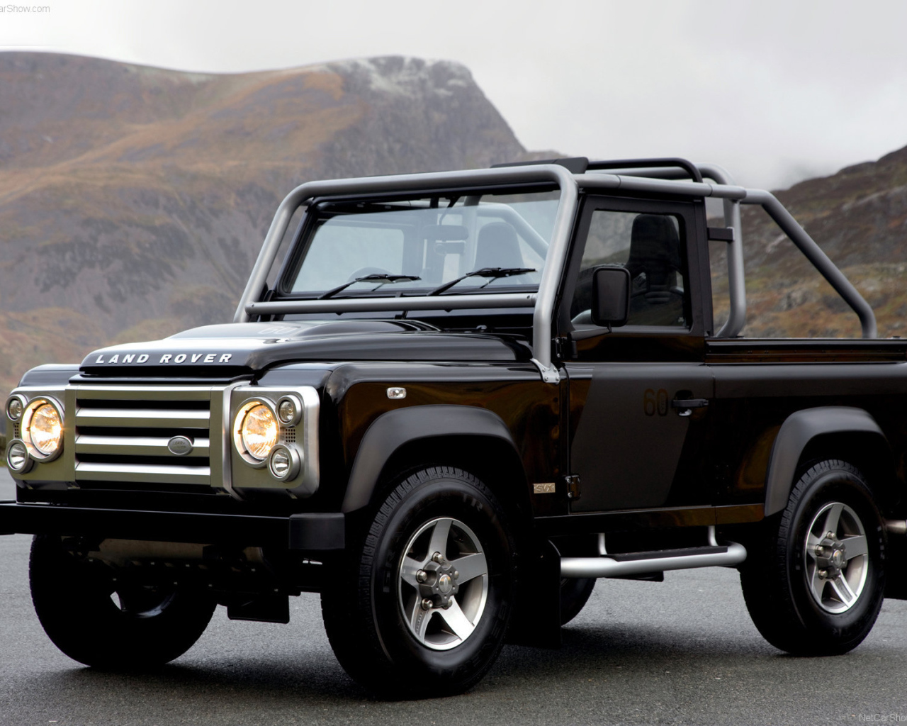 Автомобиль марки Land Rover модели Defender