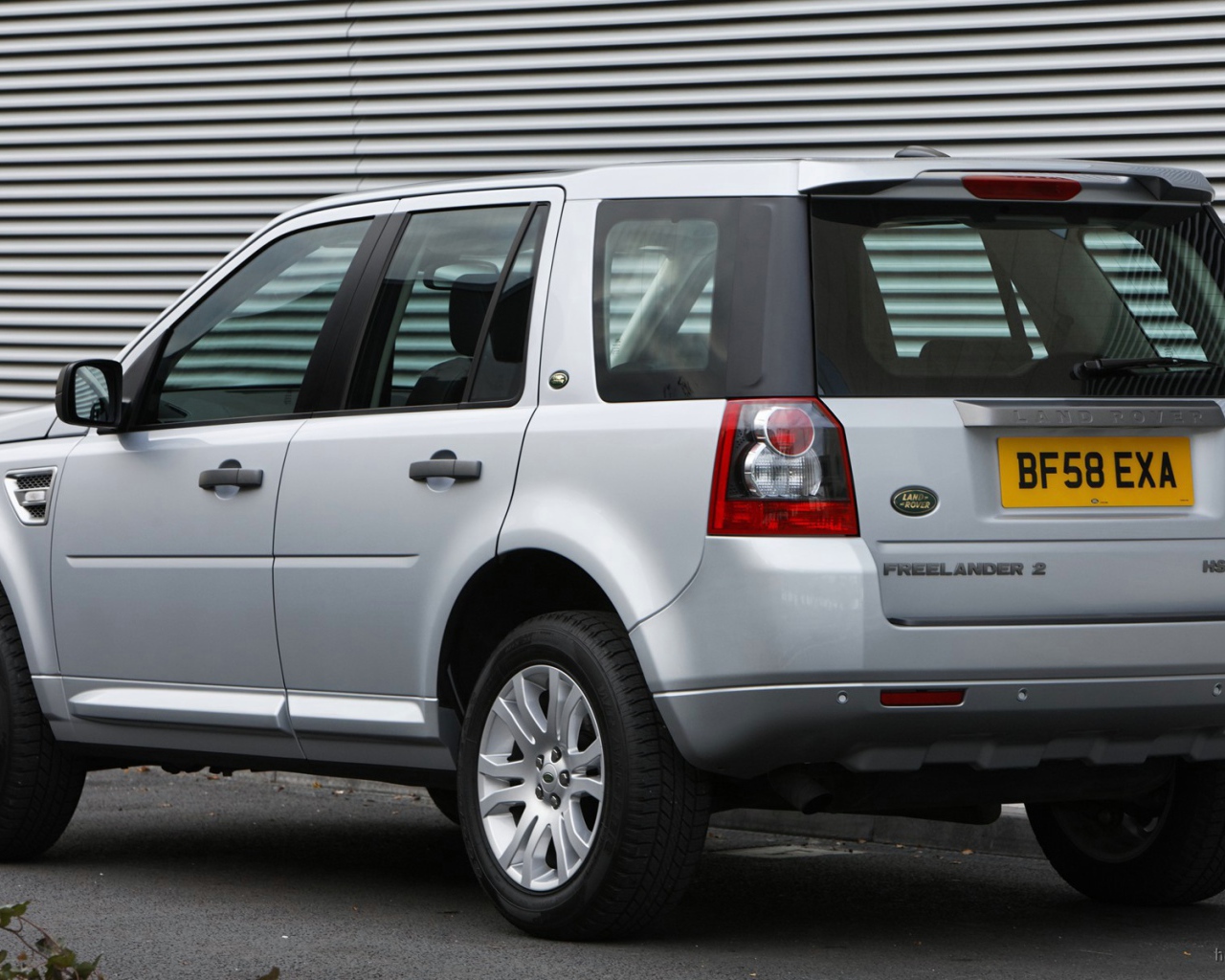 Автомобиль марки Land Rover модели Freelander 2