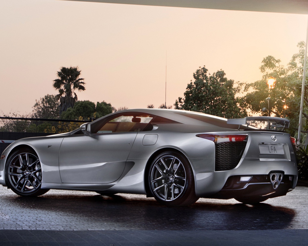 Серебристый Лексус