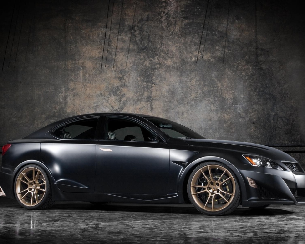Лексус у бетонной стены