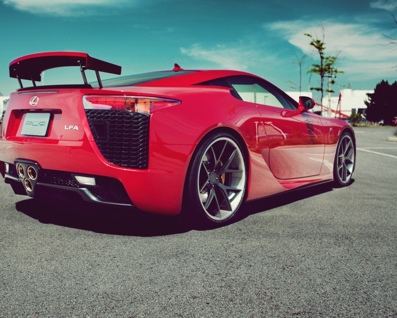 Красный спортивный Лексус