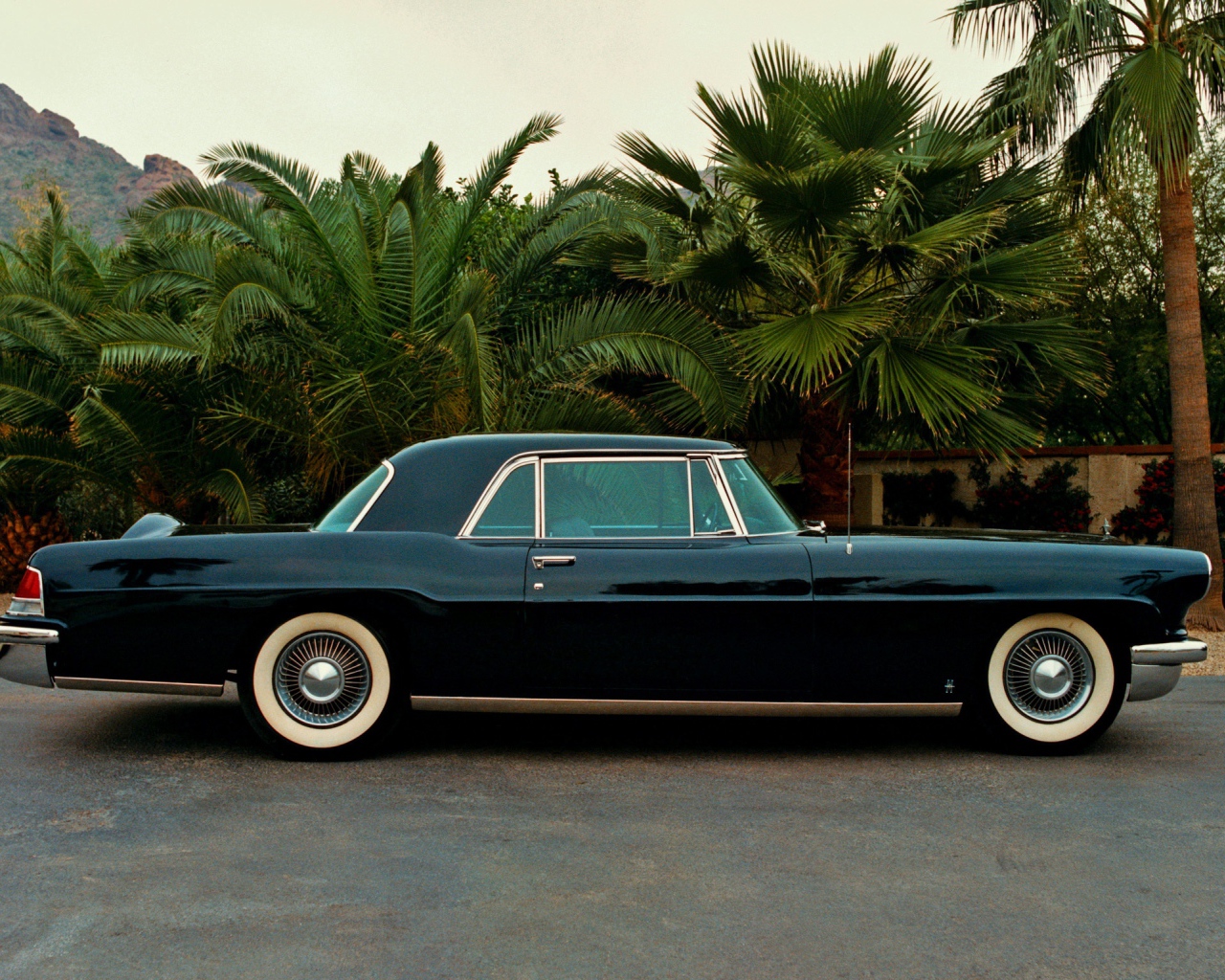Красивый автомобиль Lincoln Continental в Москве