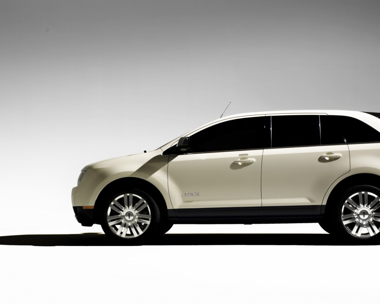 Красивый автомобиль Lincoln MKX в Москве