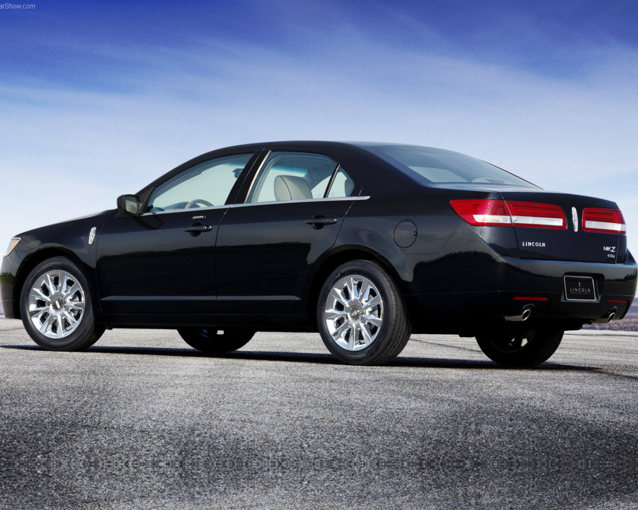 Красивый автомобиль Lincoln MKZ в Москве