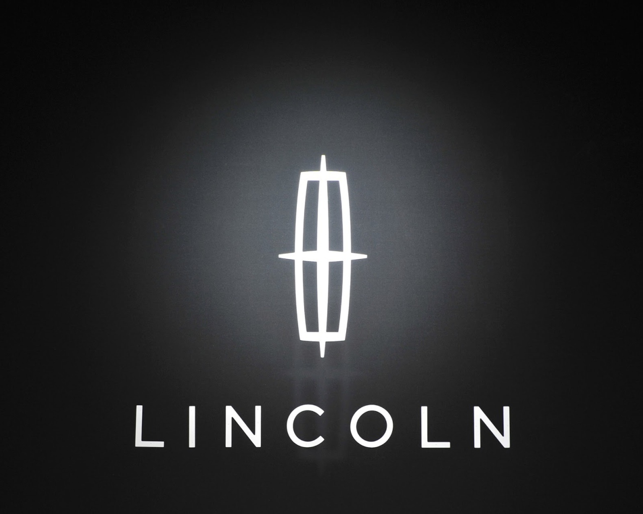 Красивый автомобиль Lincoln Navigator 2014