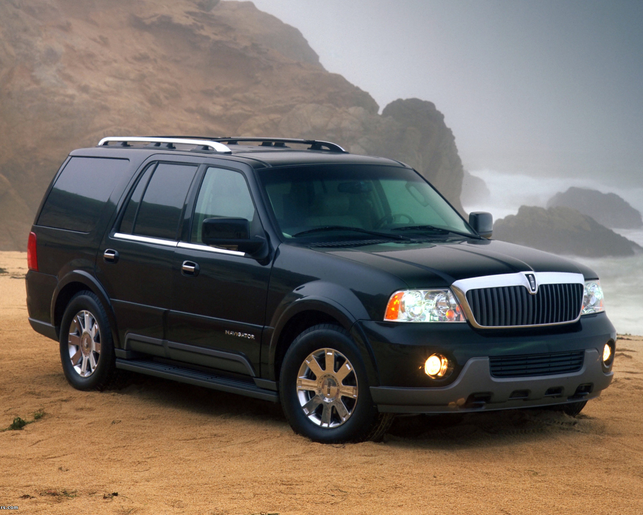 Красивый автомобиль Lincoln Navigator в Москве