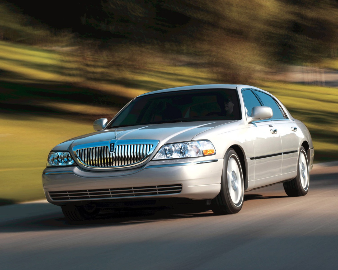 Красивый автомобиль Lincoln Town Car