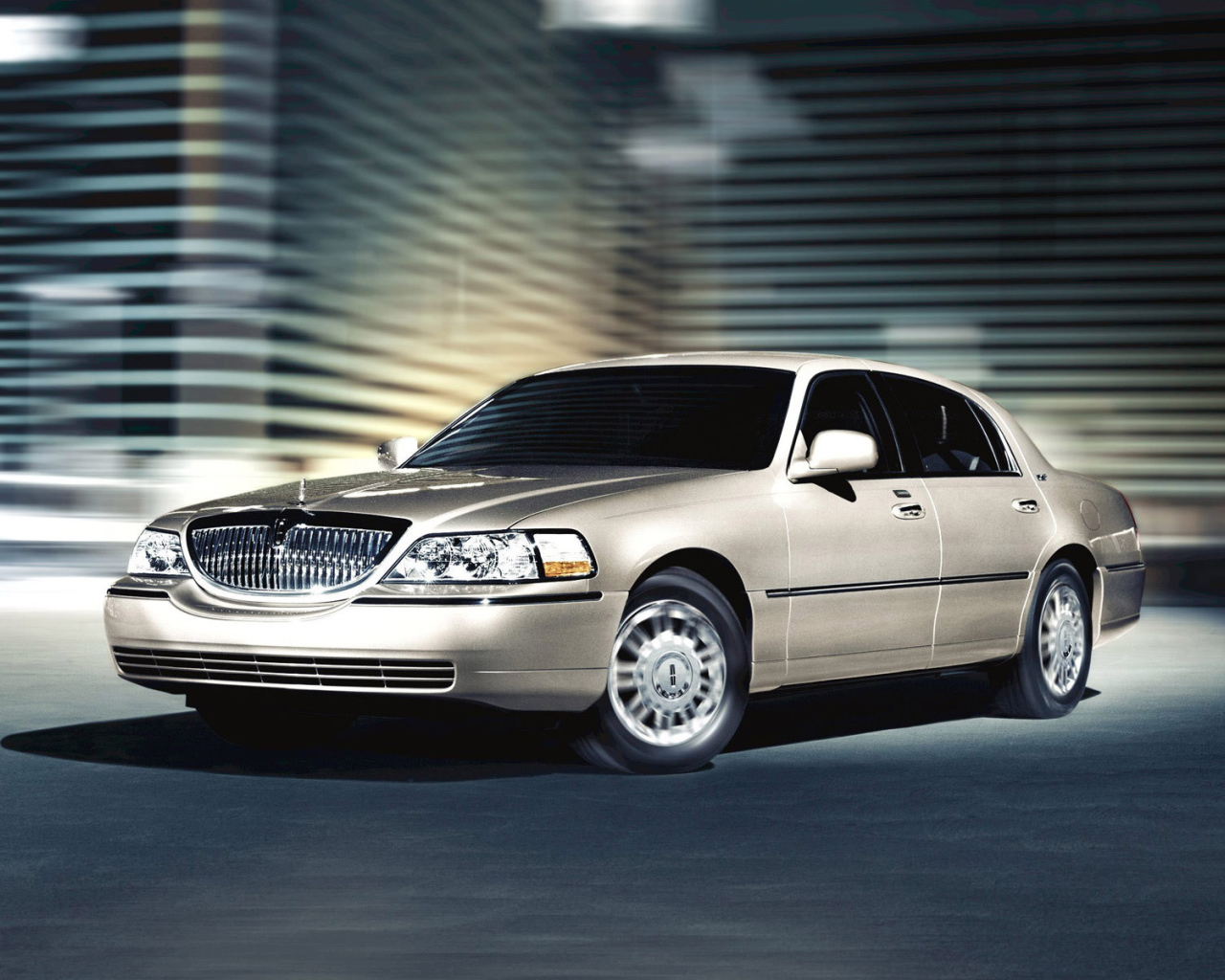 Автомобиль Lincoln Town Car на дороге