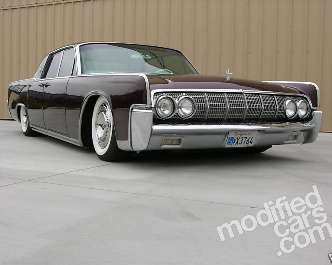 Автомобиль марки Lincoln модели Continental