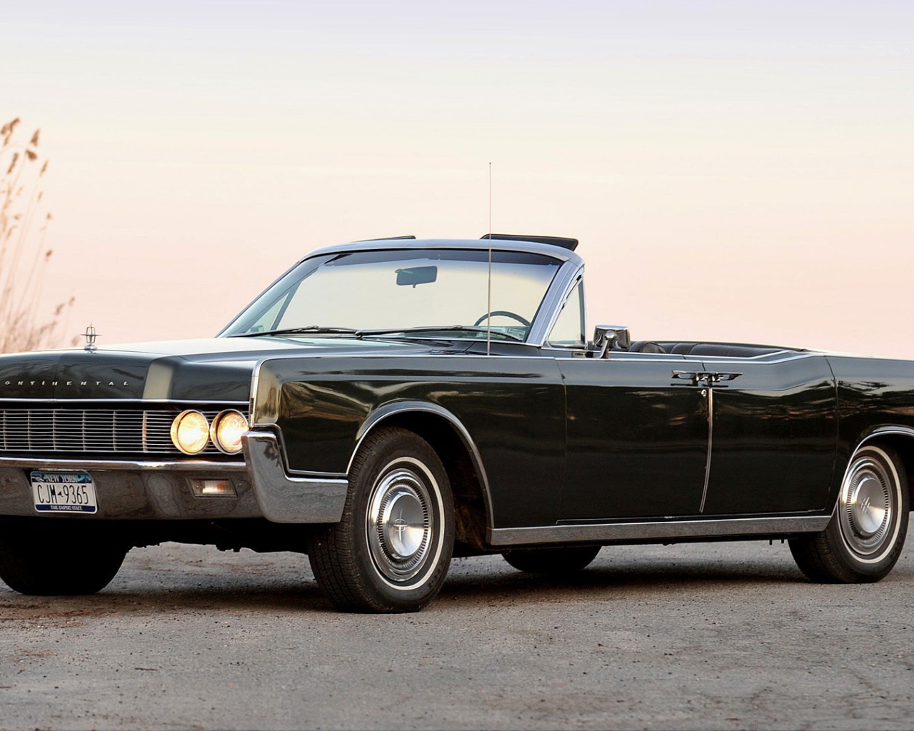 Автомобиль Lincoln Continental на дороге