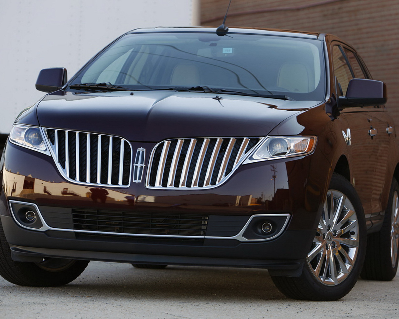Автомобиль Lincoln MKX на дороге