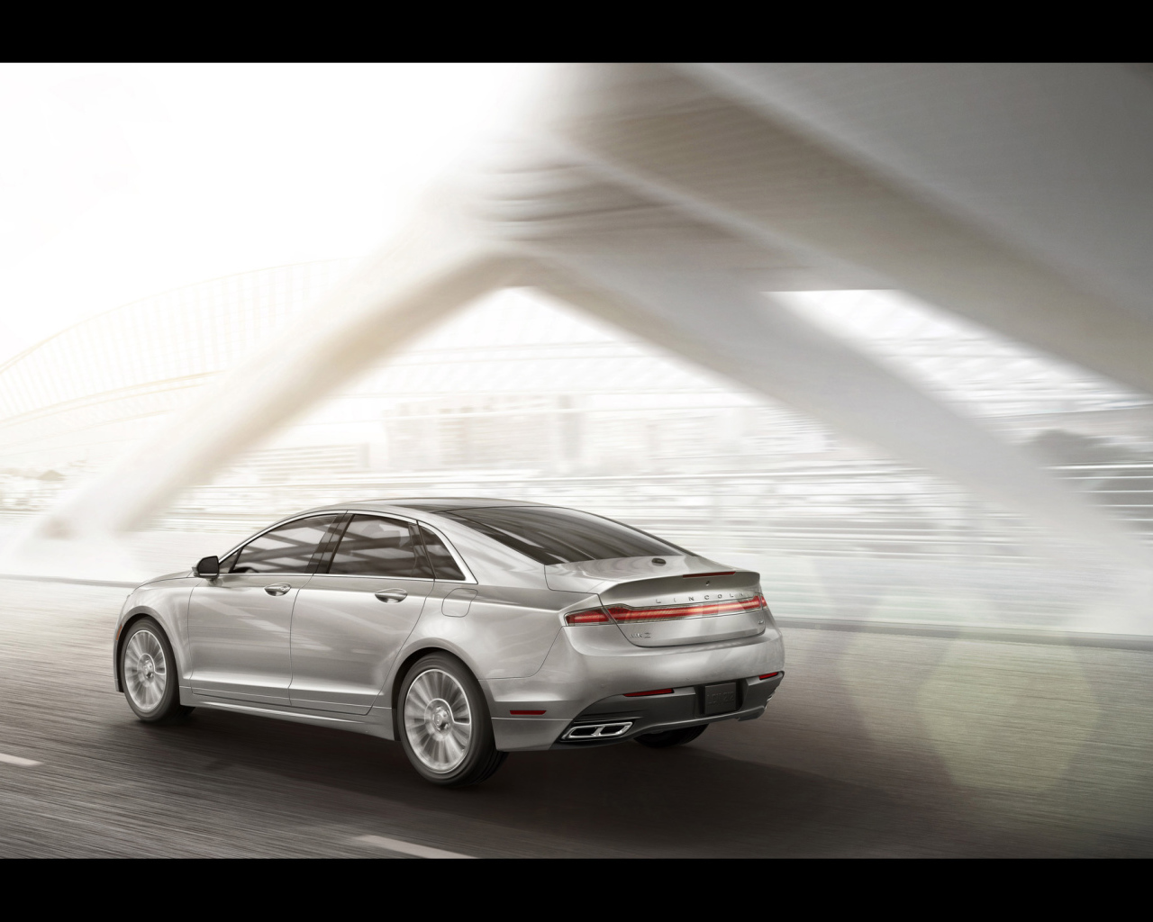 Автомобиль Lincoln MKZ на дороге