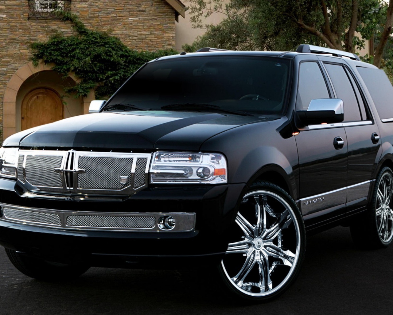Автомобиль Lincoln Navigator 2014 на дороге