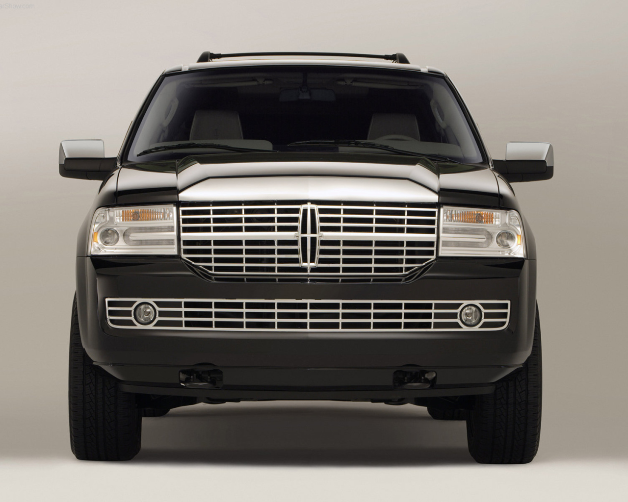 Автомобиль Lincoln Navigator на дороге
