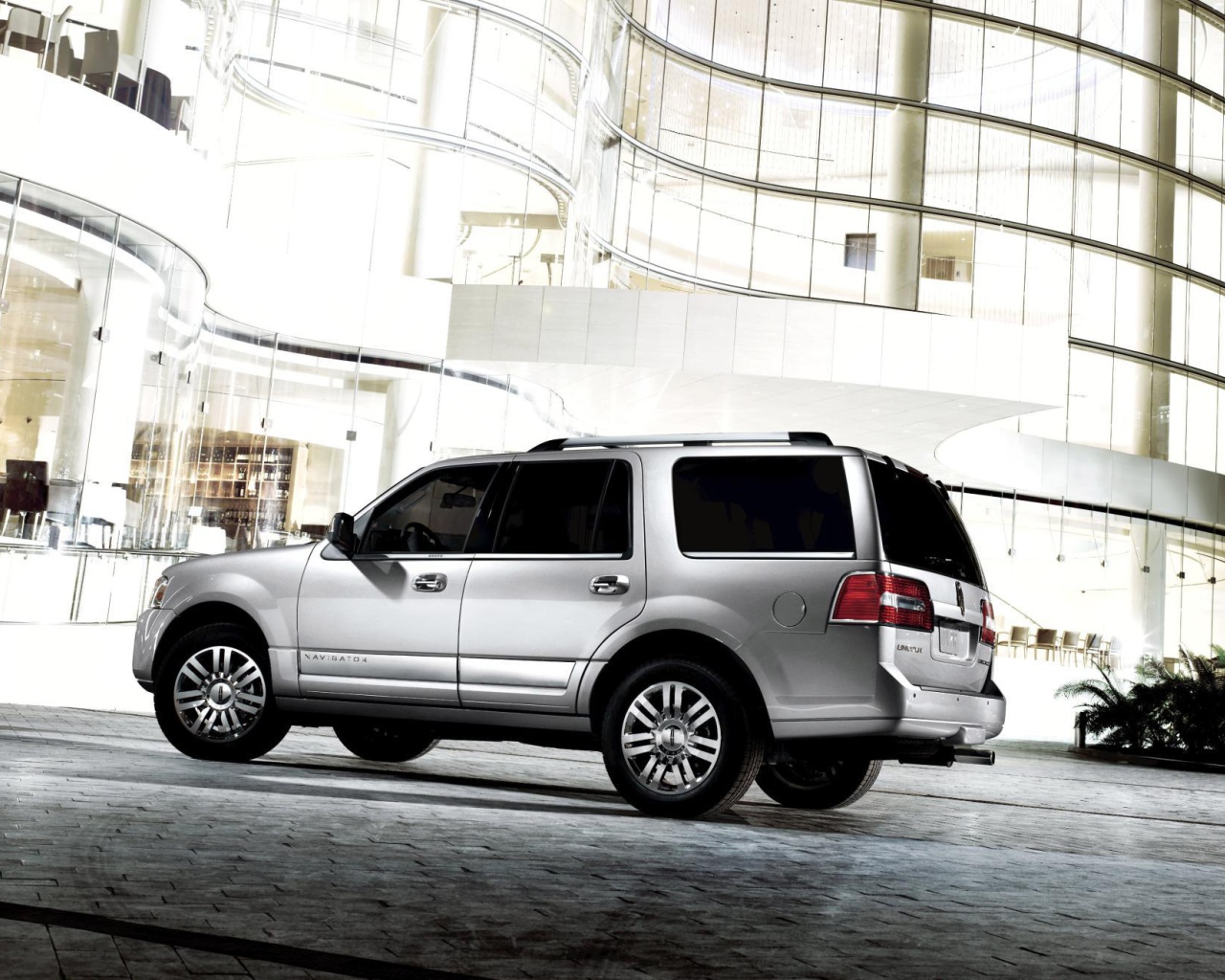 Надежный автомобиль Lincoln Navigator 2014