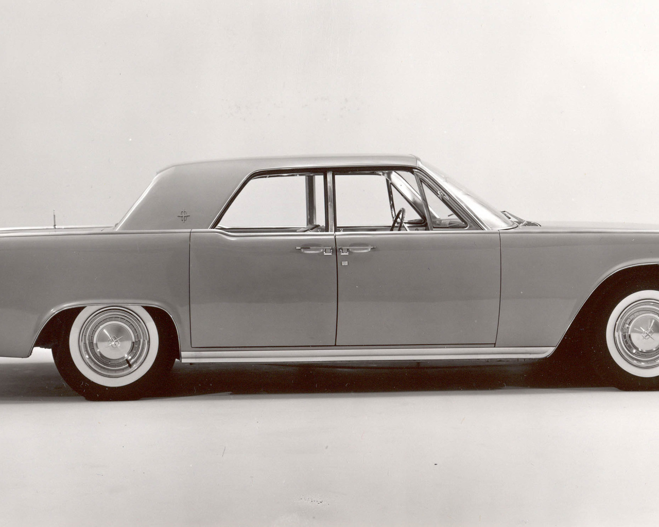 Надежный автомобиль Lincoln Continental