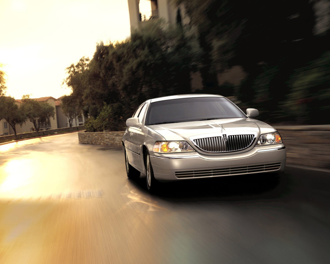 Автомобиль Линкольн на улице