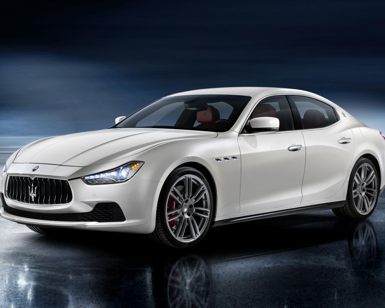 Красивый автомобиль Maserati Ghibli