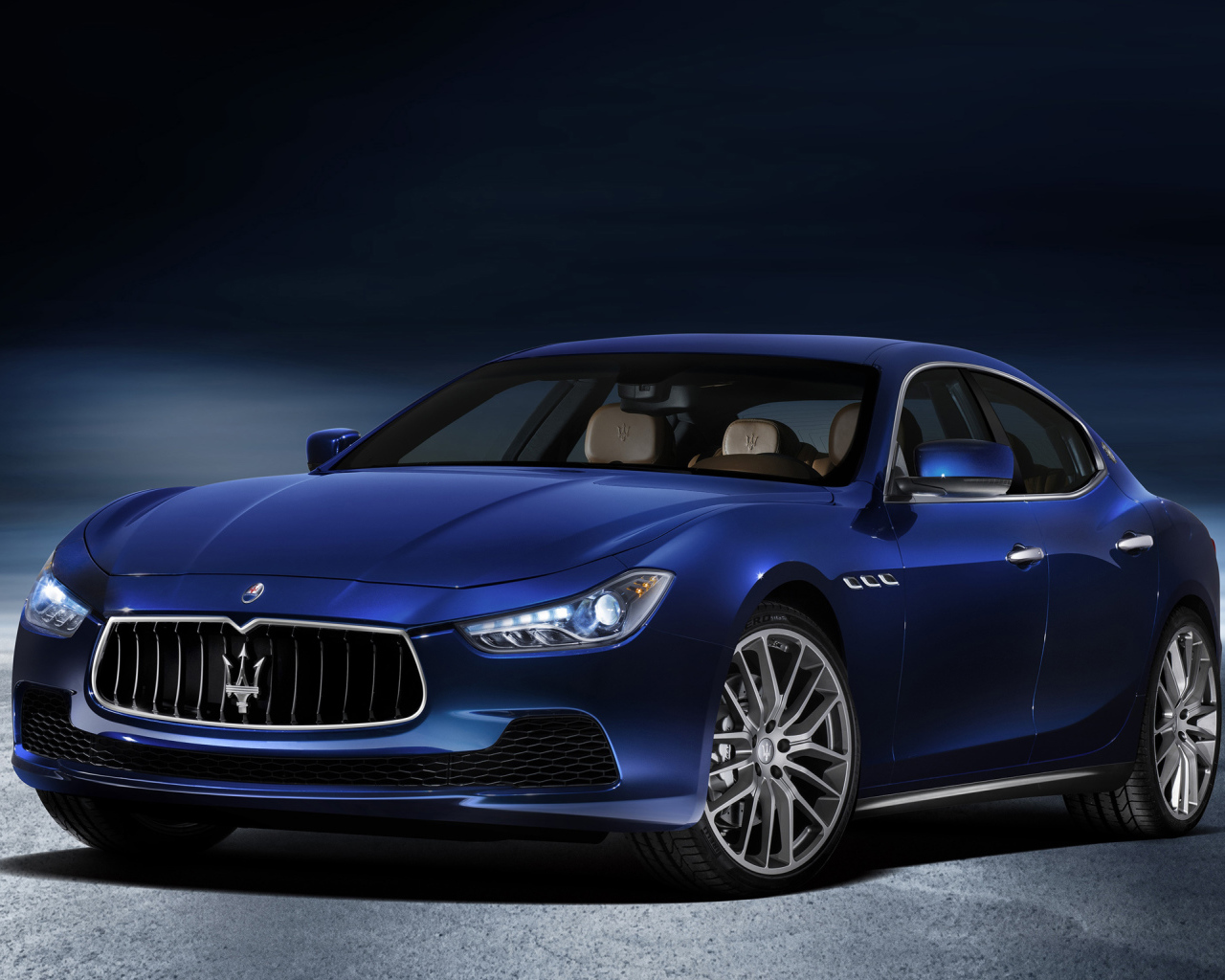Красивый автомобиль Maserati Ghibli в Москве