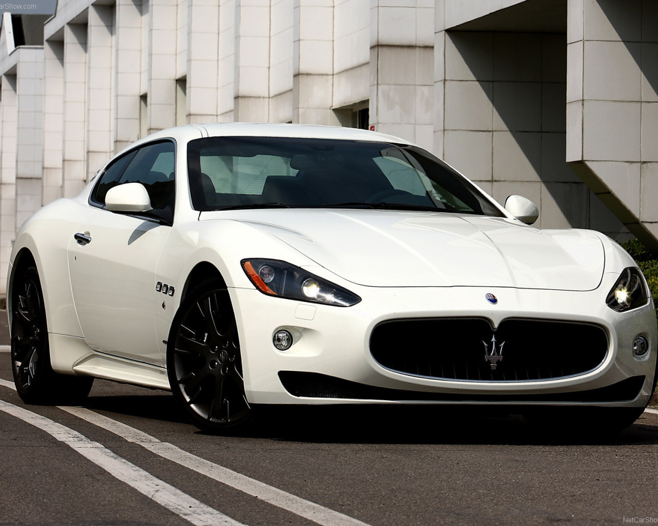 Красивый автомобиль Maserati Granturismo в Москве