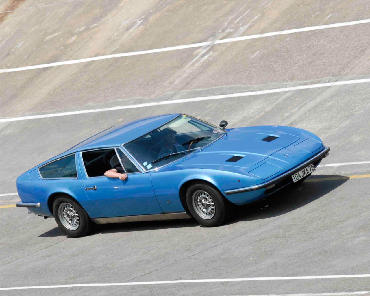 Красивый автомобиль Maserati Indy