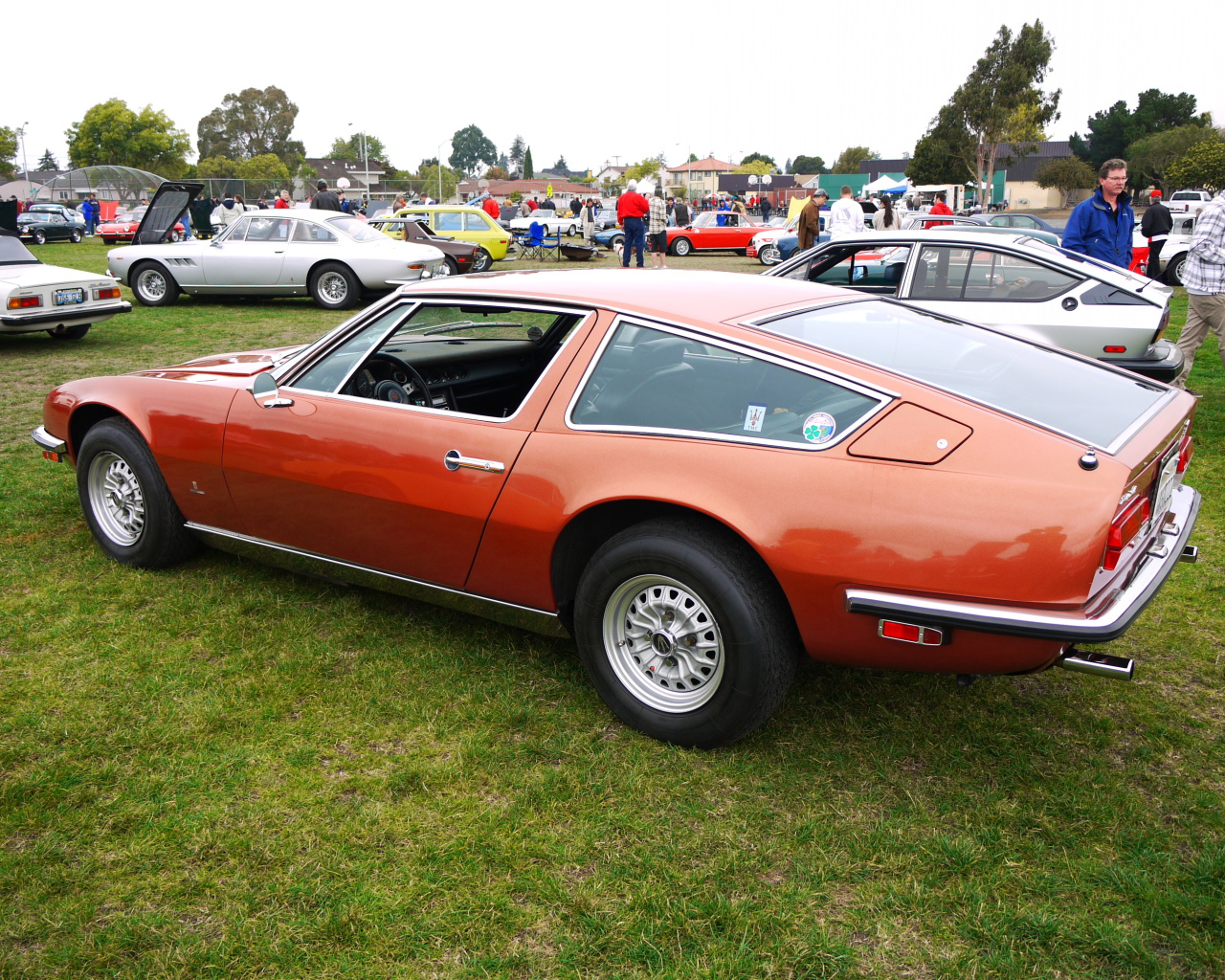 Красивый автомобиль Maserati Indy в Москве