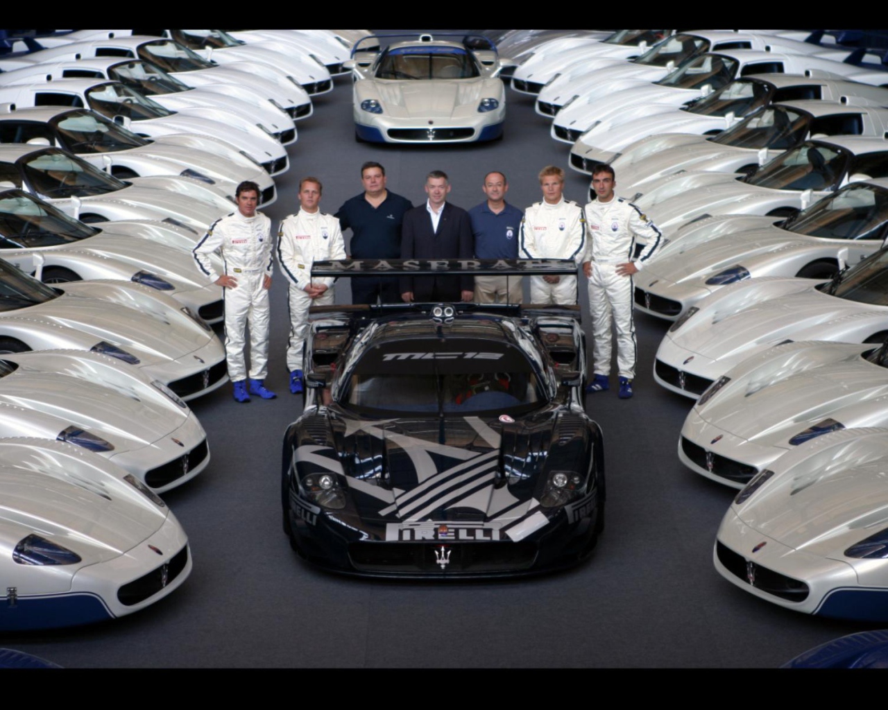 Красивый автомобиль Maserati MC12 в Москве