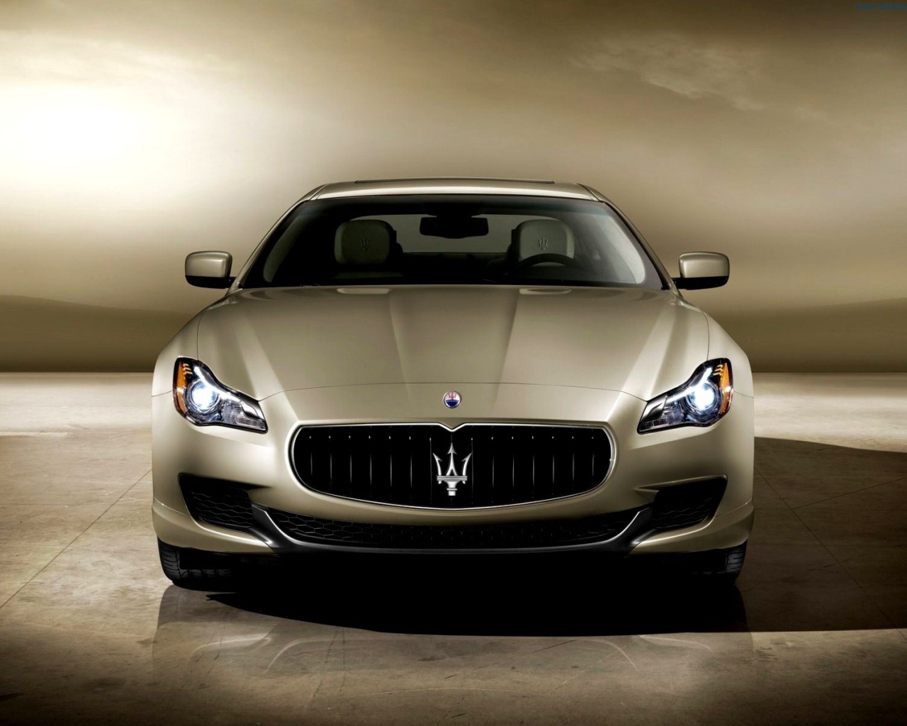 Красивый автомобиль Maserati Quattroporte