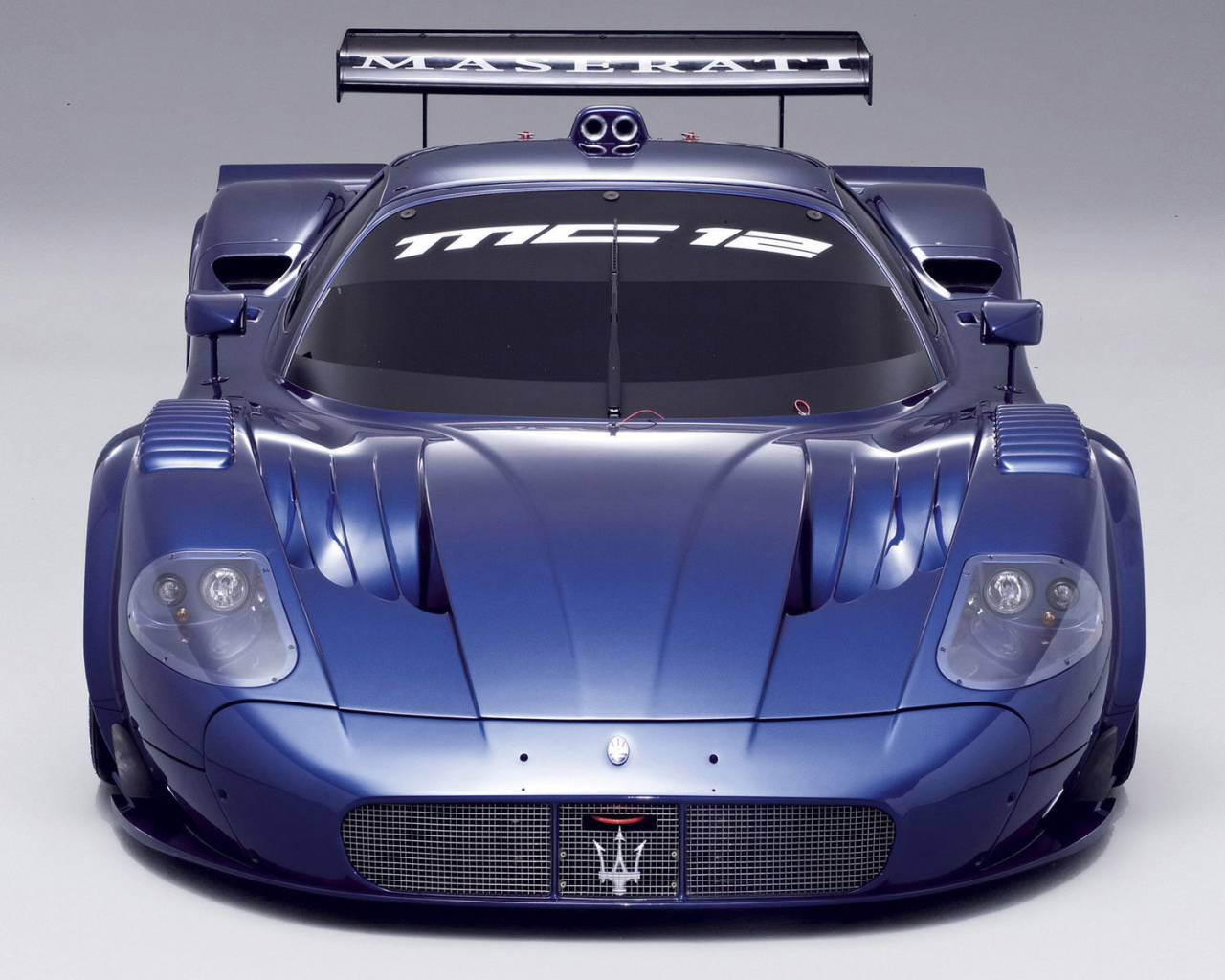 Автомобиль марки Maserati модели MC12