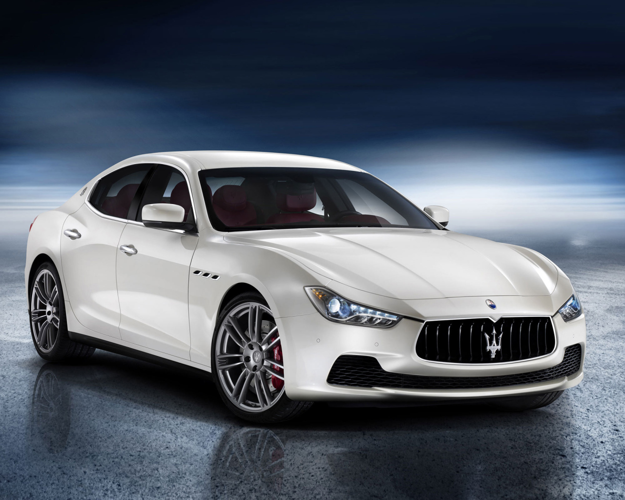 Автомобиль Maserati Ghibli на дороге