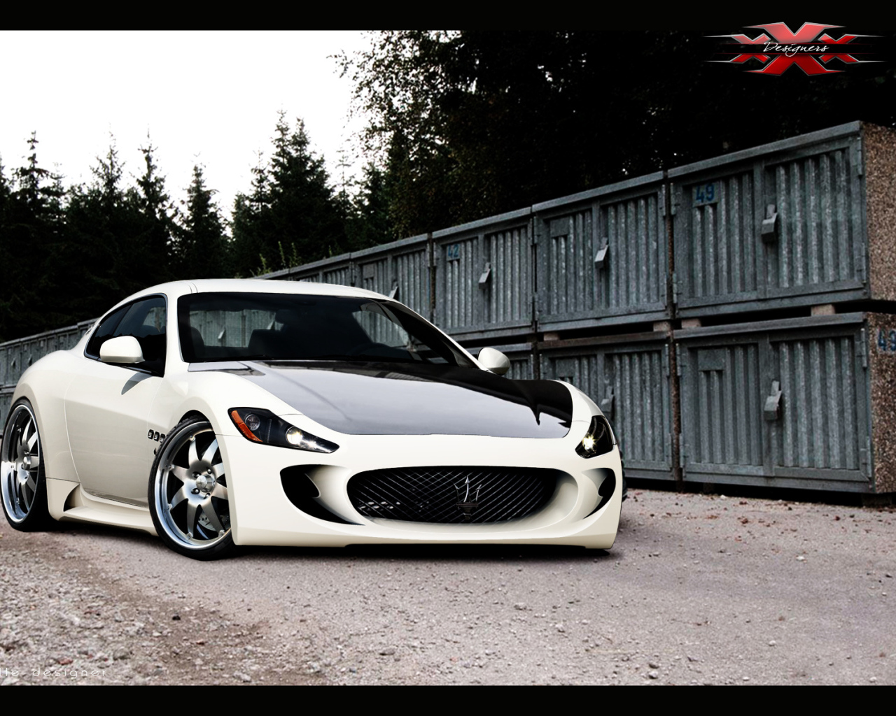 Автомобиль Maserati Granturismo на дороге