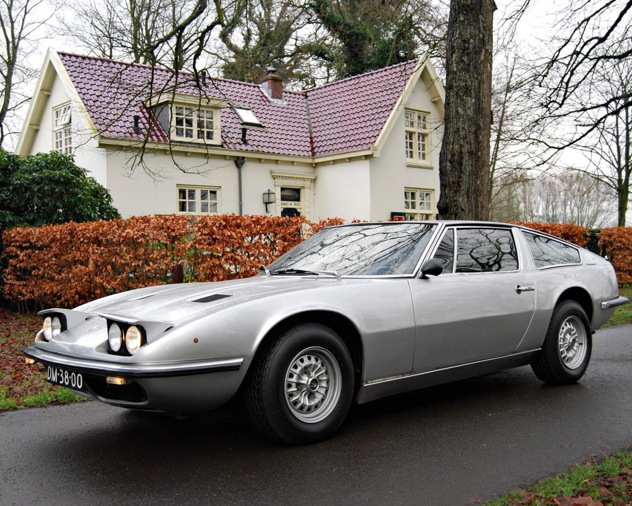 Автомобиль Maserati Indy на дороге