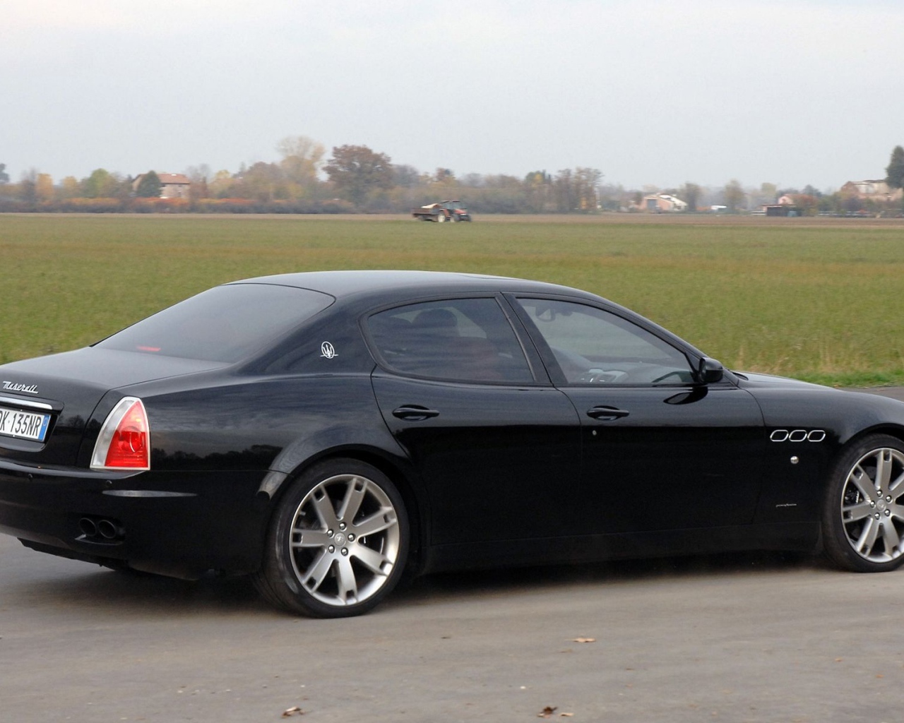 Автомобиль Maserati Quattroporte на дороге