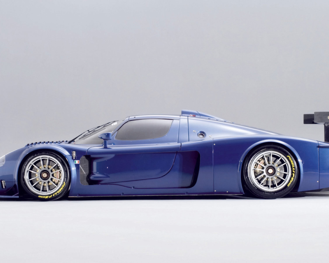 Надежный автомобиль Maserati MC12