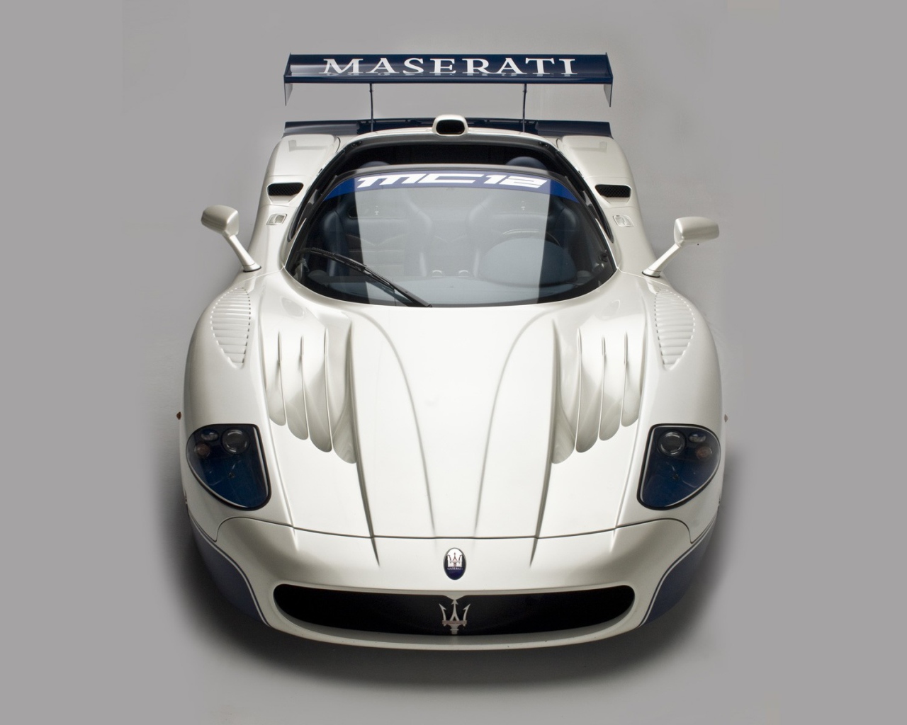 Автомобиль Maserati MC12 на дороге