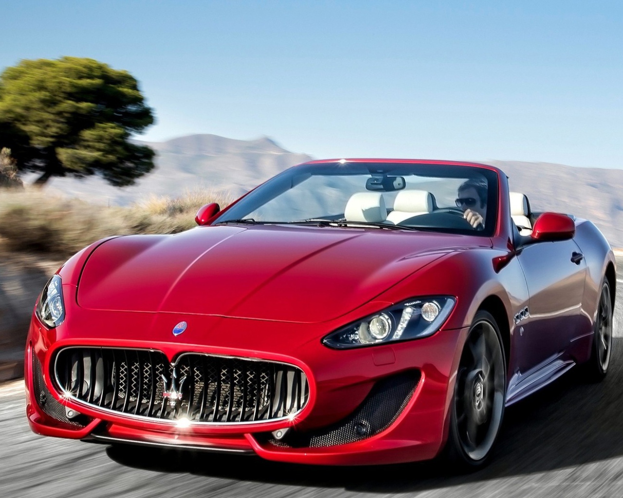 Красный спортивный Мазерати