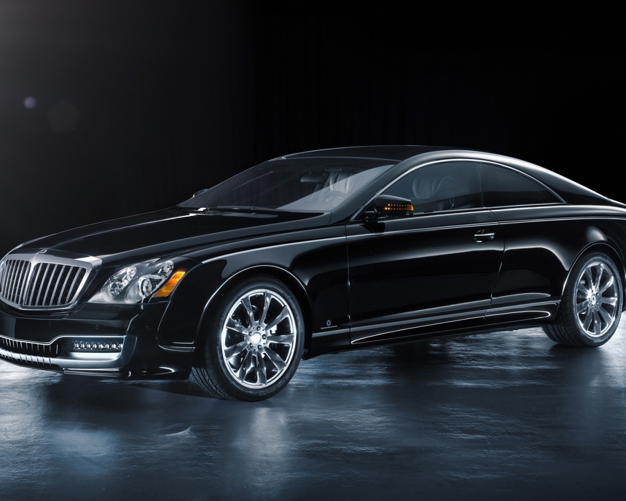 Красивый автомобиль Maybach  57