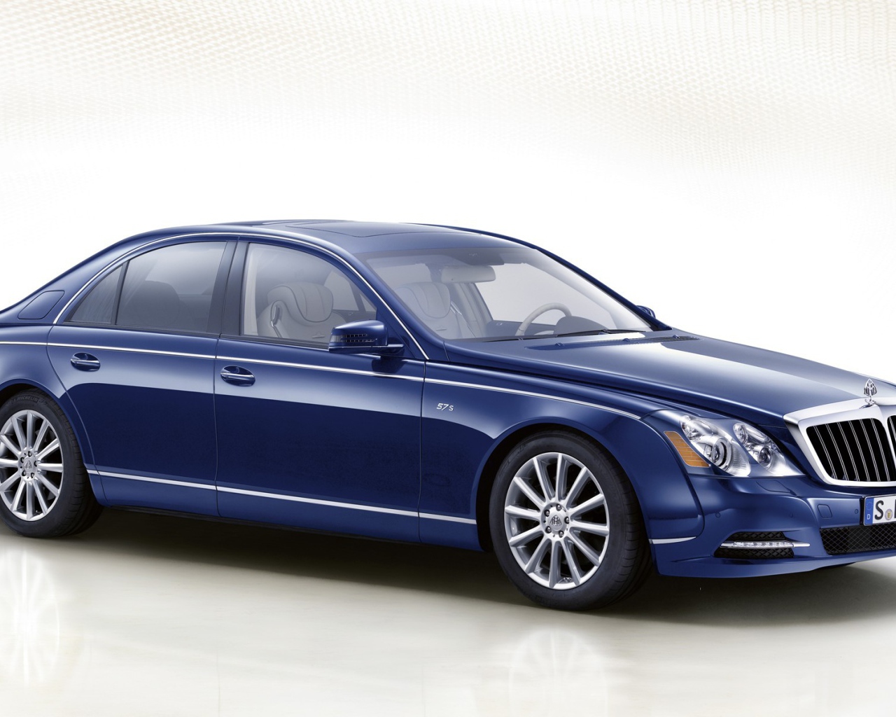 Красивый автомобиль Maybach  62s