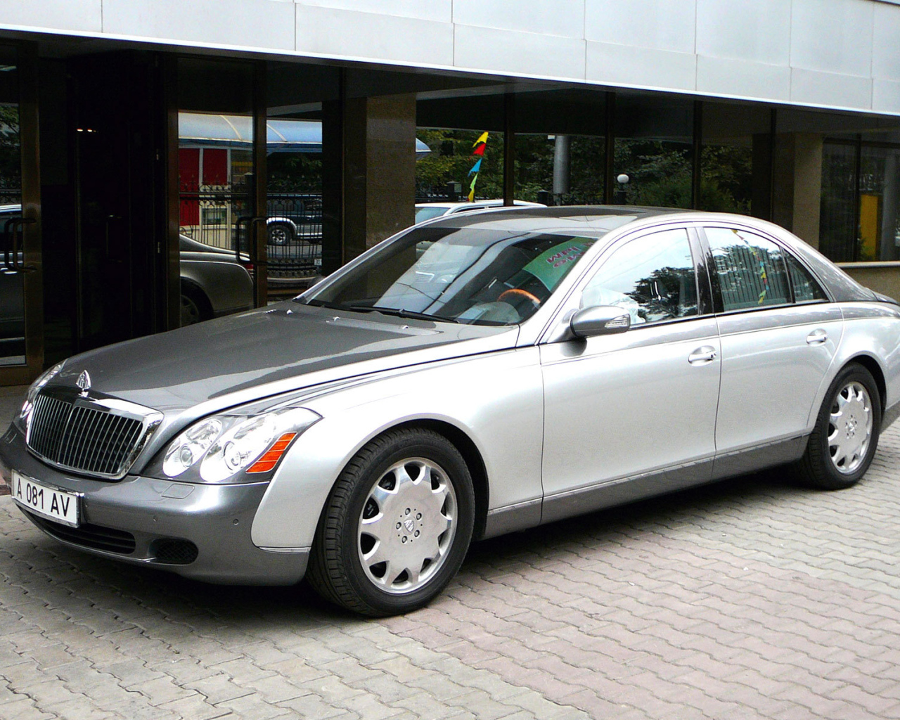 Красивый автомобиль Maybach  Landaulet в Москве