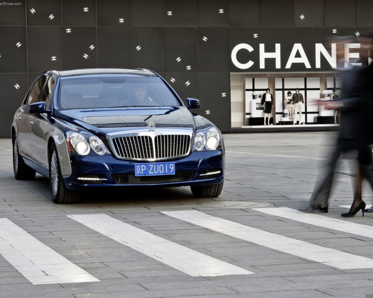 Автомобиль Maybach  62s на дороге