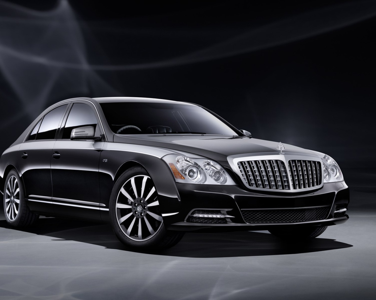  Автомобиль Maybach  2014 на дороге