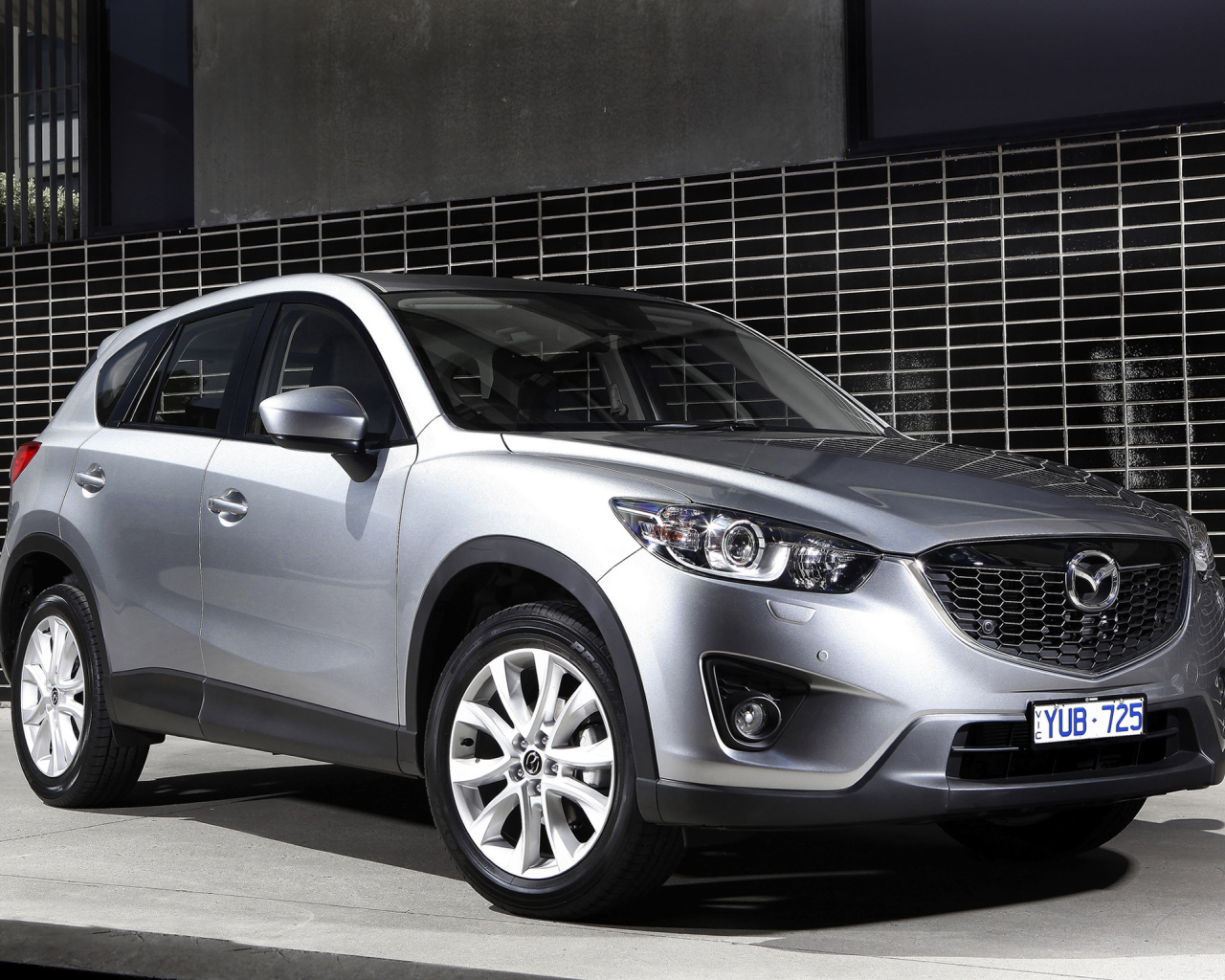 Красивый автомобиль Mazda CX 5