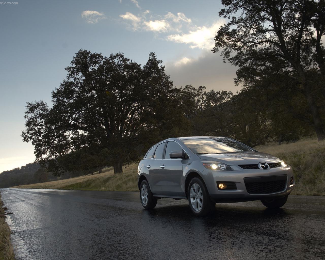 Красивый автомобиль Mazda CX 7 в Москве