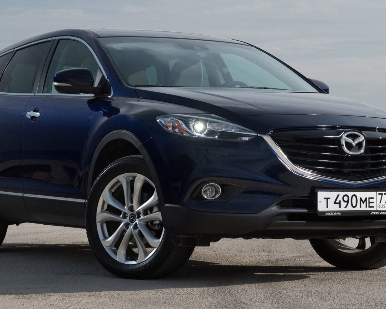 Красивый автомобиль Mazda CX 9 в Москве