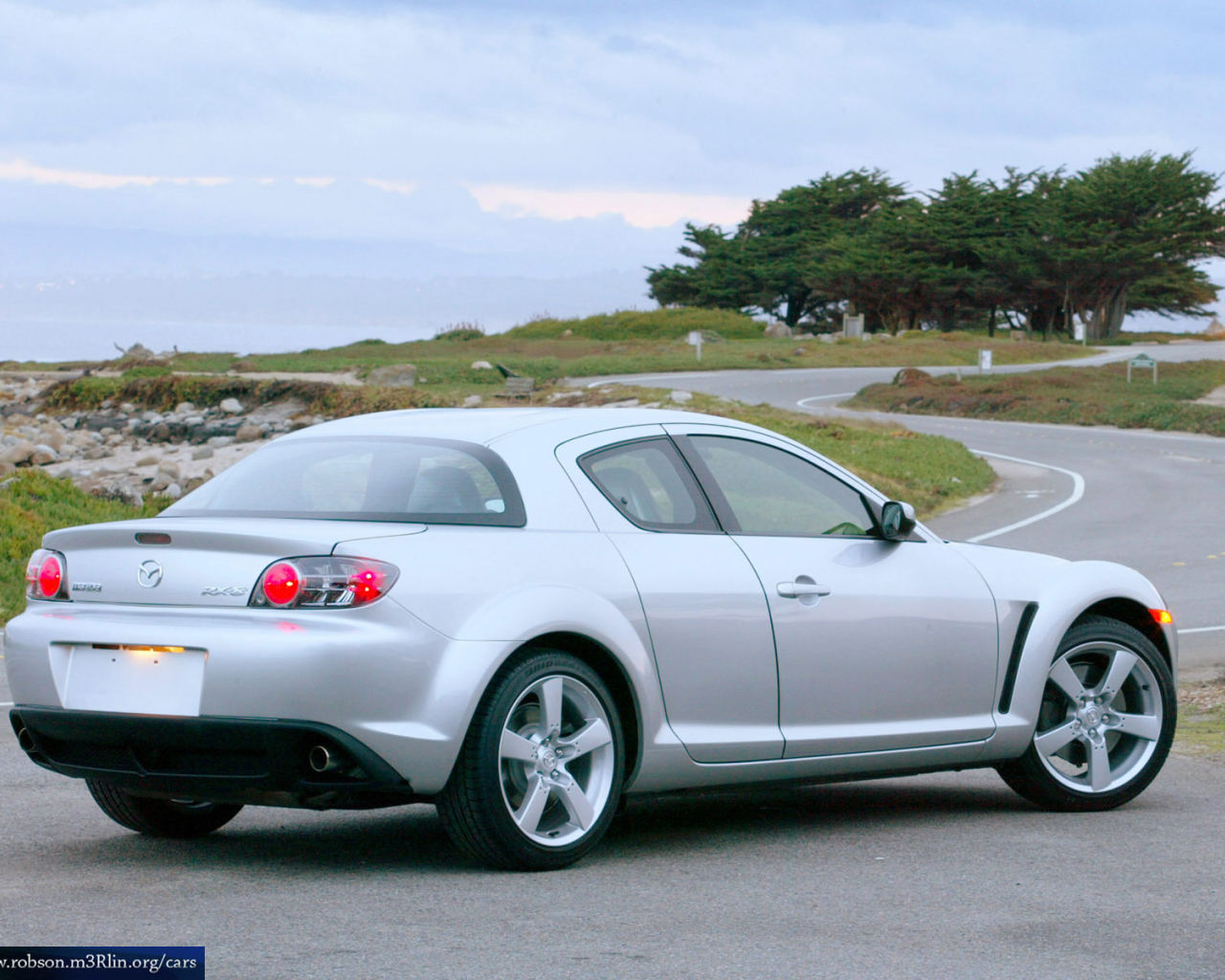 Автомобиль марки Mazda модели RX 8