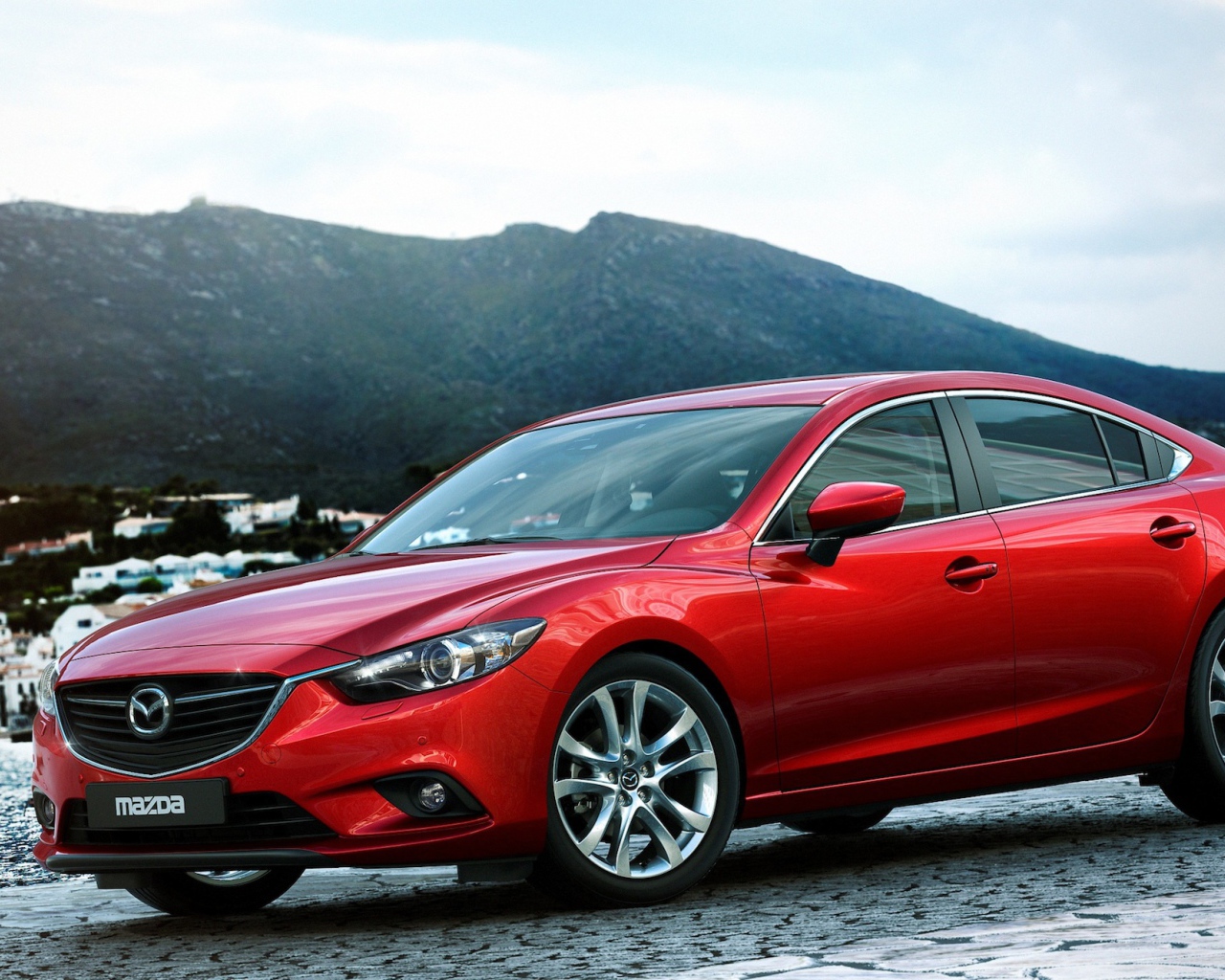 Автомобиль Mazda 6 на дороге