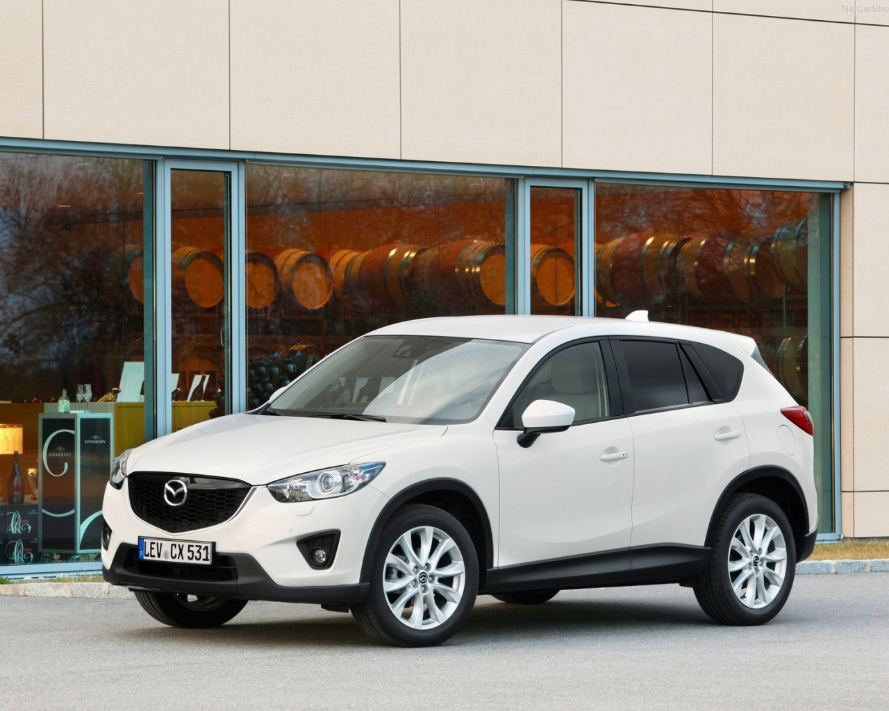 Автомобиль Mazda CX 5 на дороге