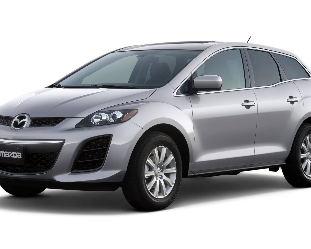 Автомобиль Mazda CX 7 на дороге