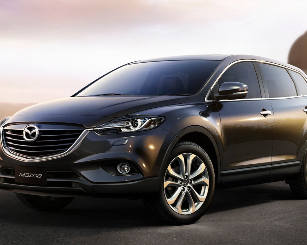 Автомобиль Mazda CX 9 на дороге