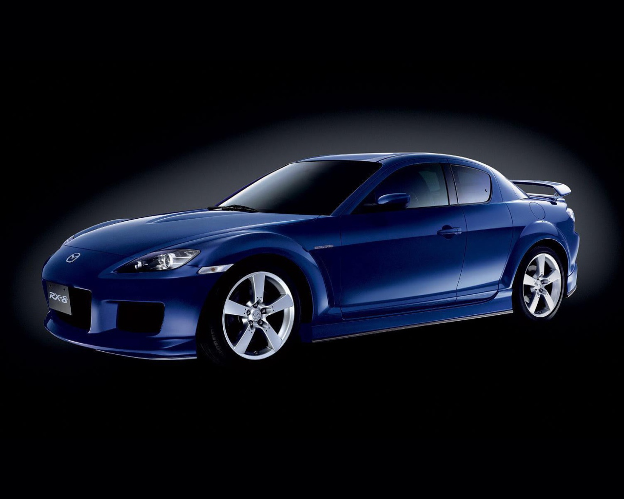 Автомобиль Mazda RX 8 на дороге